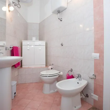 Affittacamere Le Rondini Domus De Maria